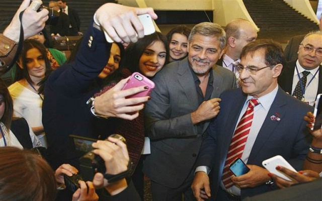 Clooney'li törende Türk bayrağı yakıldı