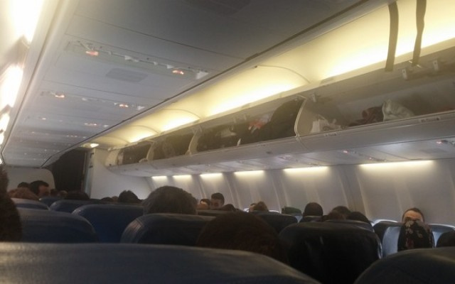 Uçuştan korkan yolcu panik yarattı