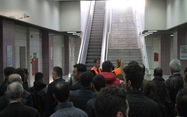 Marmaray'da arıza vatandaşı zorladı