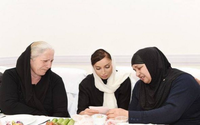 Azerbaycan First Lady'si şehit aileleriyle