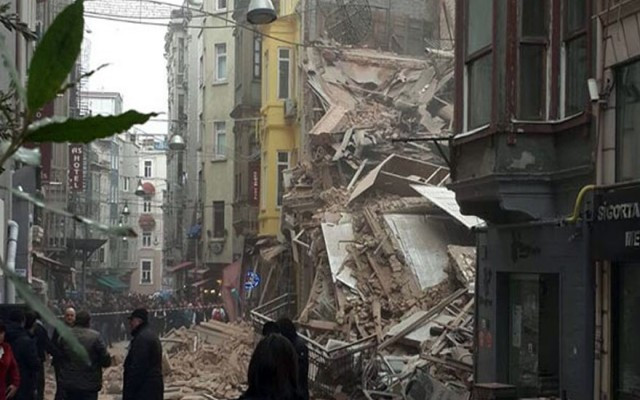 Beyoğlu'nda bina çöktü