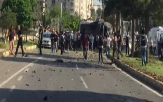 Diyarbakır'da polise bombalı saldırı 3 ölü