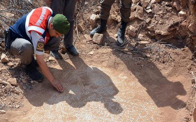 Terör ihbarından hazine çıktı