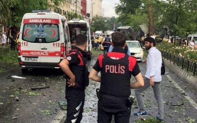 İstanbul’da polis otobüsüne bombalı saldırı