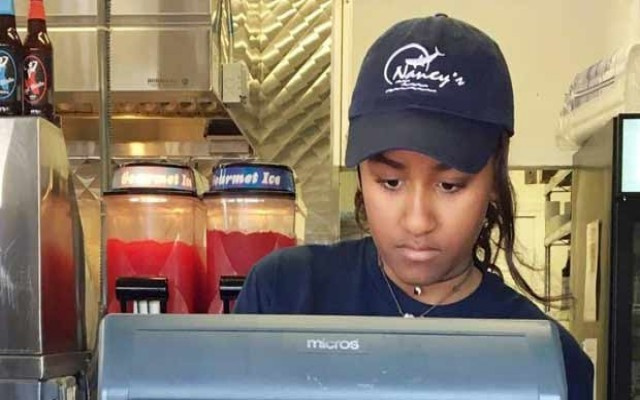 Obama'nın kızı lokantada çalışıyor