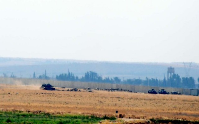 Türk tankları Suriye'de Çobanbey'e girdi