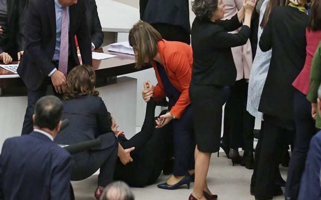 Kadın vekiller mecliste birbirine girdi