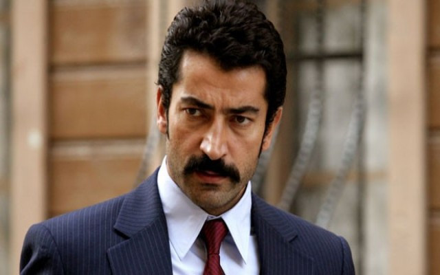 Kenan İmirzalıoğlu'ndan örnek hareket