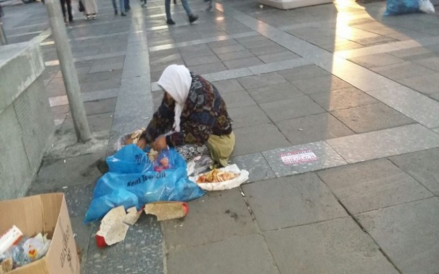 Ankara'da yürek sızlatan olay: Çöpten ekmek toplayan yaşlı kadın