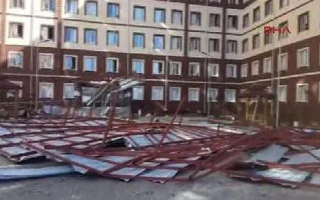 Kız öğrenci yurdunun çatısı çöktü