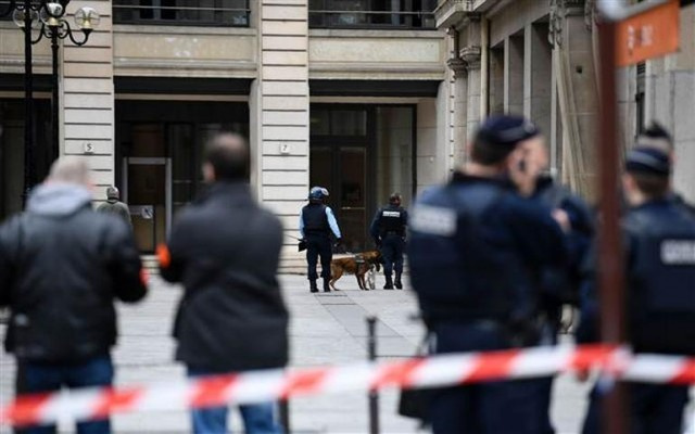 Paris'te polis bomba alarmına geçti