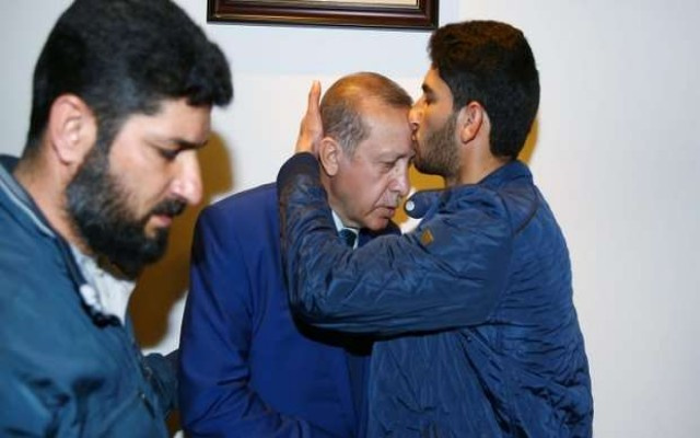 O ikizlerin babası Erdoğan'ı alnından öptü