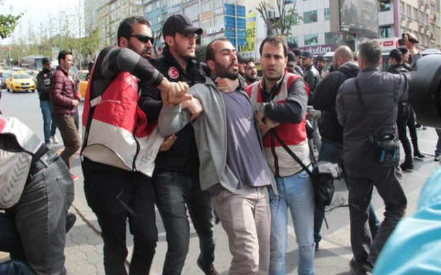 Taksim'den Beşiktaş'a yürümek isteyenlere  müdahale