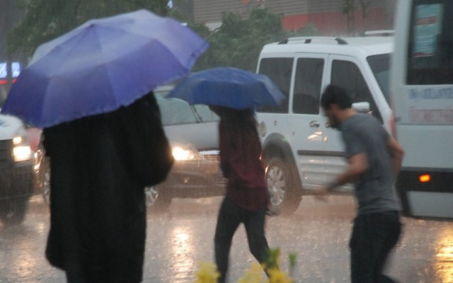 Yağmur yağdı İstanbul'da trafik kilit