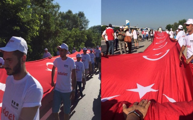 Adalet yürüyüşünde dev Türk bayrağı