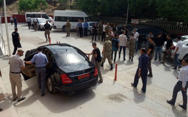 Siirt'te kaymakamın aracına bombalı saldırı