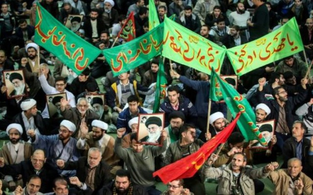 İran'da on binlerce kişi sokakta