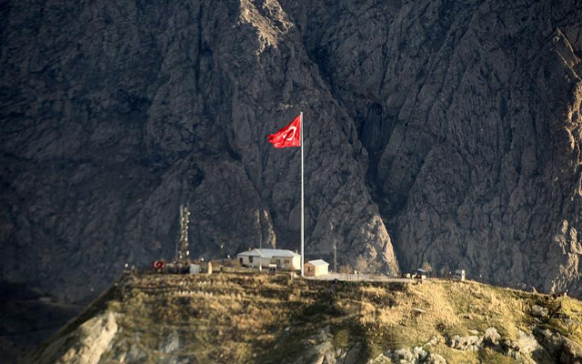 Hakkari'de dev Türk bayrağı 