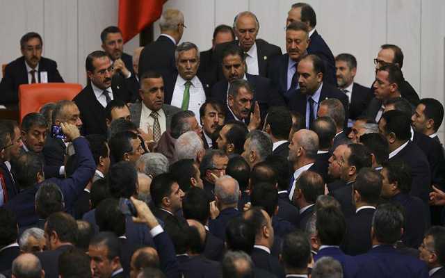 AKP küfürlü tartışmayı yargıya taşıyor
