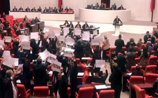 CHP’lilerden Meclis'te pankartlı eylem