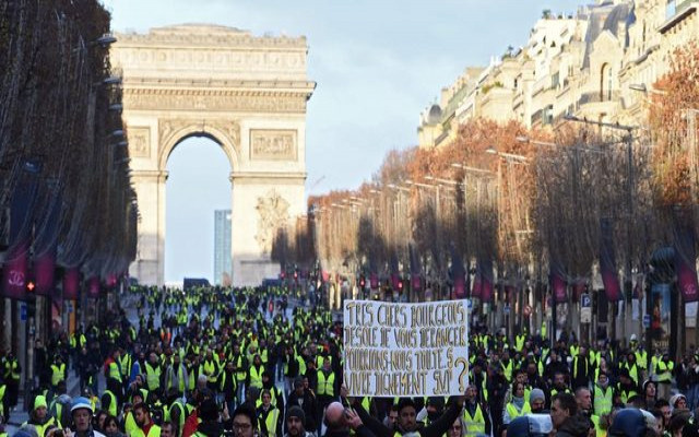 Sarı Yelekliler Paris'te Starbucks'a saldırdı