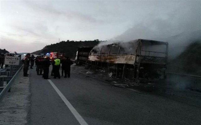 Otobüs TIR'a çarptı: 13 ölü