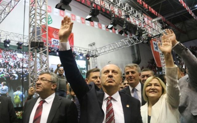 Parti rozetini çıkardı Türk bayrağını taktı
