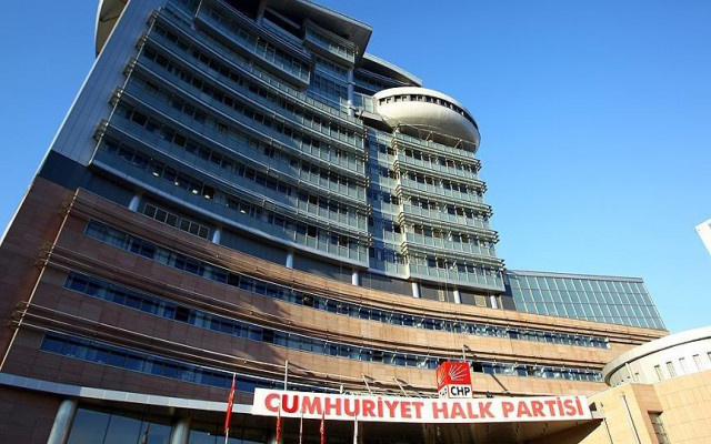 İstanbul’da CHP’nin seçim aracı yandı