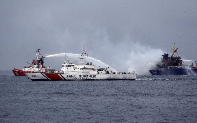 İstanbul'da yük gemisi alev alev yandı
