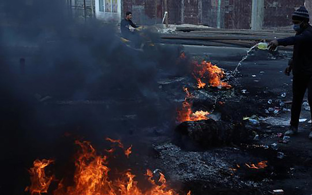 Irak'ın Necef kentinde göstericiler İran Başkonsoluğunu ateşe verdi
