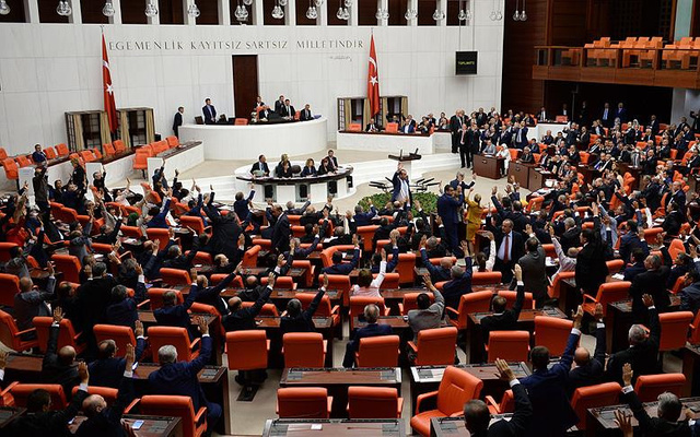 Meclis yine karıştı: AKP ile HDP'li vekiller arasında işgalci tartışması yaşandı