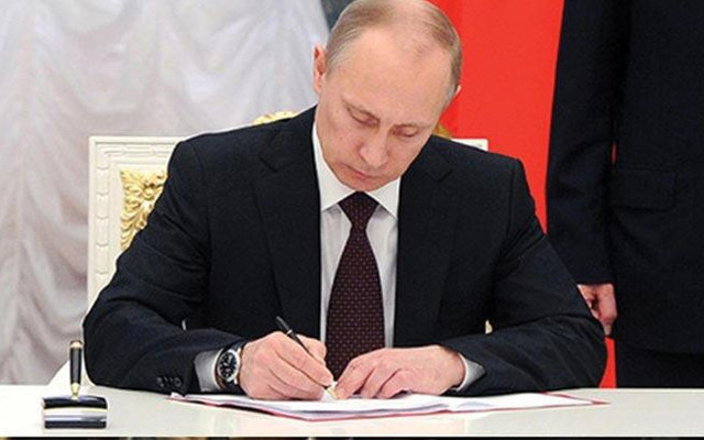 Rusya Devlet Başkanı Vladimir Putin,  teknolojik cihazlarda yerli yazılım şartı yasasını imzaladı