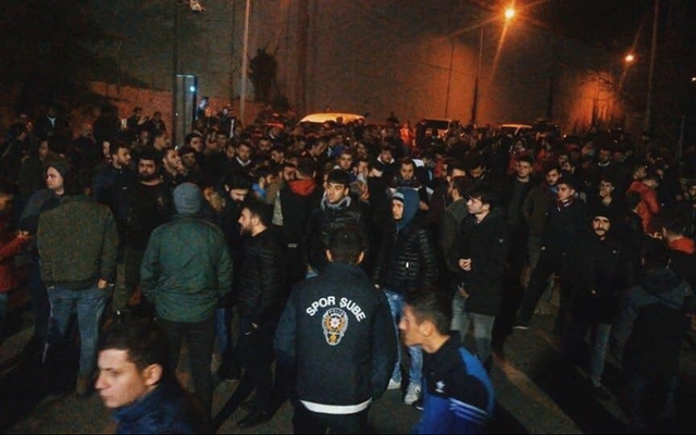 Trabzonspor'da taraftarlar Ünal Karaman için tesislere akın etti!