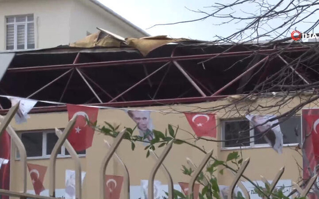 İstanbul Beylikdüzü'nde ilkokul çatısı fırtına nedeniyle uçtu!