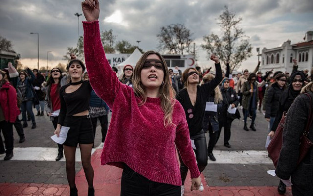 Kadıköy'de kadınlar şiddete ve tacize karşı danslı eylem yaptı: Polis müdahale etti
