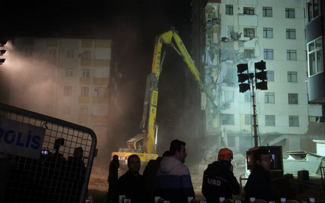 Kartal'da riskli binanın yıkımına tekrar başlandı