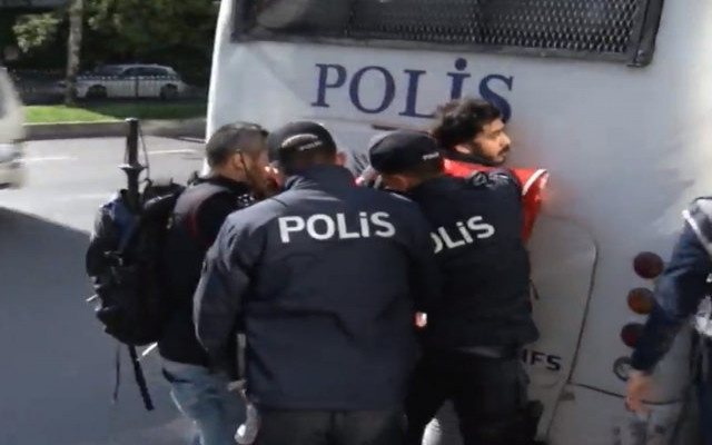 Taksim'e yürümek isteyen gruba polis müdahalesi!