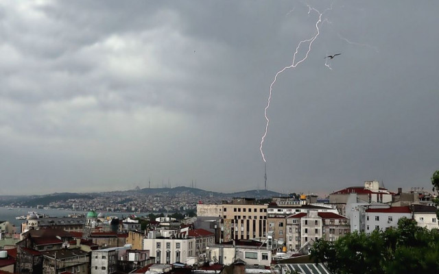 Yağmur ve dolu İstanbul'u vurdu