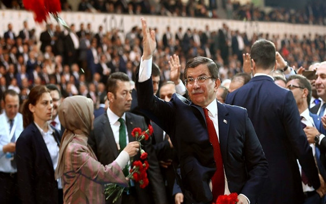 Davutoğlu'nun ofisine yakınlarını gönderen AKP'liler var iddiası