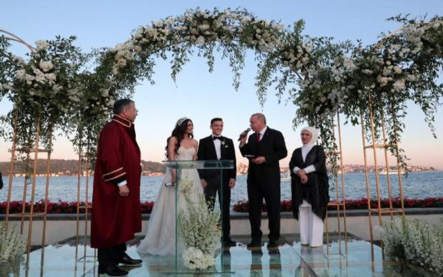 Amine Gülşe ve Mesut Özil evledi