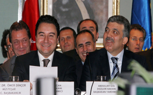 Selvi: 'Babacan ve Gül'ün partisi iki teklifin referanduma sunulmasını önerecek' deniyor