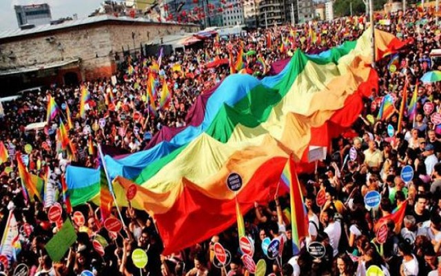 AKP'li vekil Onur yürüyüşü için Onursuzluk deyince...