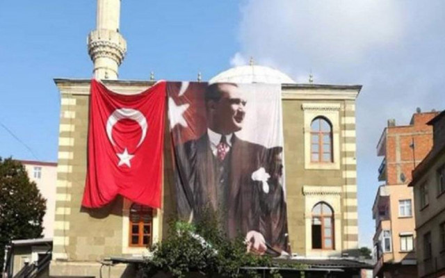 Camide Atatürk posteri tartışması