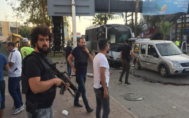 Adana'da çevik kuvvet otobüsüne bombalı saldırı
