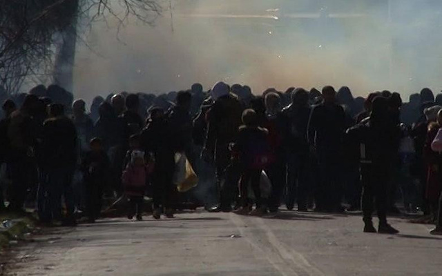 Yunanistan'dan mültecilere müdahale: 2 yaralı