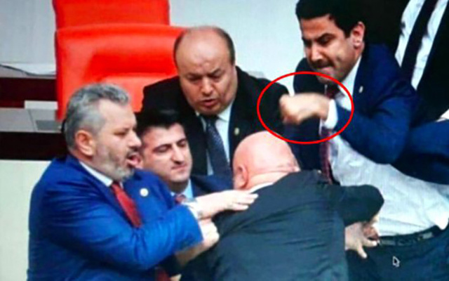 Linç girişiminin ardından Engin Özkoç'la görüşen AKP'li kim?  