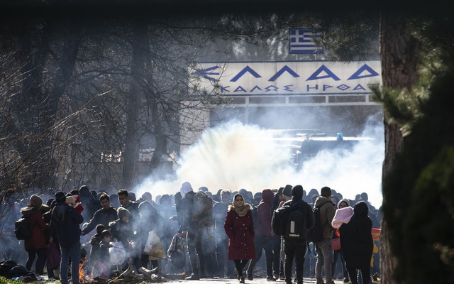 Türk polisinden Yunan polisine gazlı müdahale!