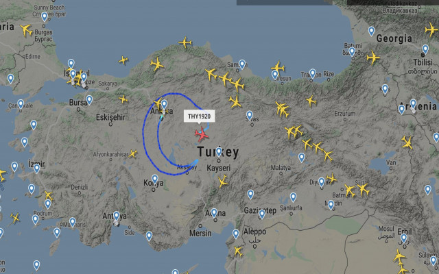 THY uçağı gökyüzünde Türk Bayrağı çiziyor