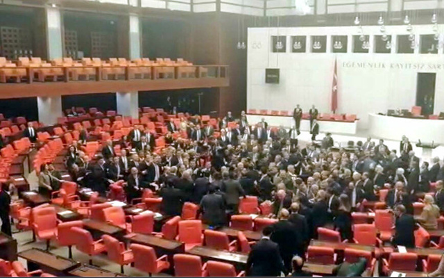 Meclis karıştı! HDP ve MHP'li vekiller birbirine girdi