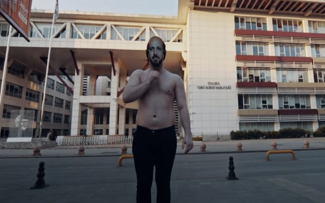 Bilal Erdoğan maskesiyle klip çeken rapçi gözaltına alındı
